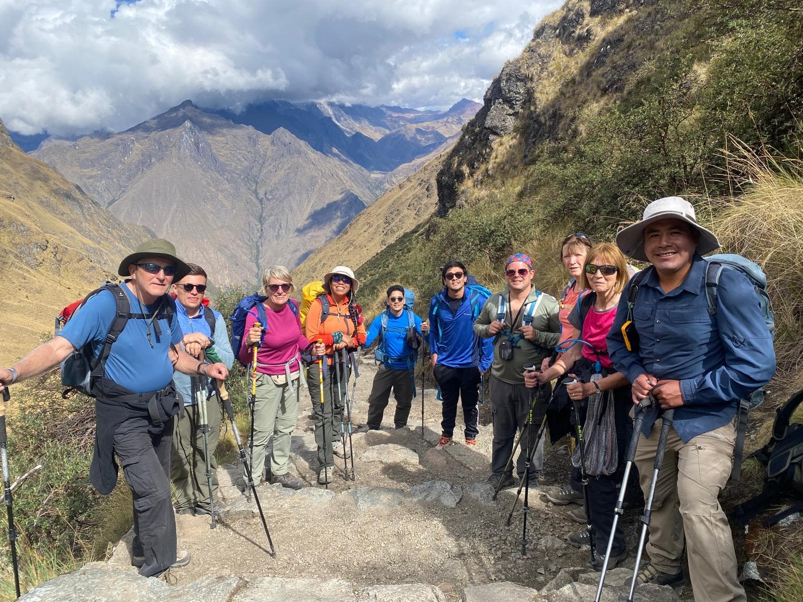 Grupo com guia na trilha inca, a caminho de Machu Picchu